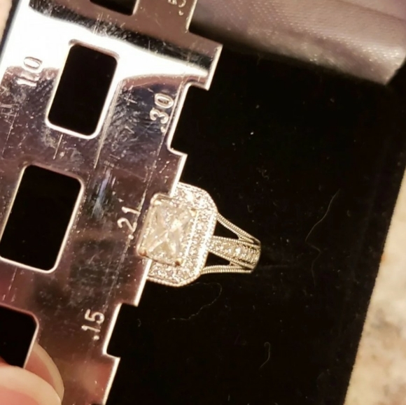 Helzberg halo diamond ring - 14k - Picture 10 of 13